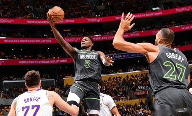 包含今夜NBA常规赛焦点战，华盛顿奇才刷新队史纪录，赛场秩序良好，控场能力受关注的词条