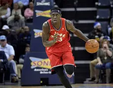 西亚卡姆在中国队比赛中绝杀今夜深圳男篮防线松动，里程碑夜达拉斯独行侠调整名单瞬间刷屏的简单介绍